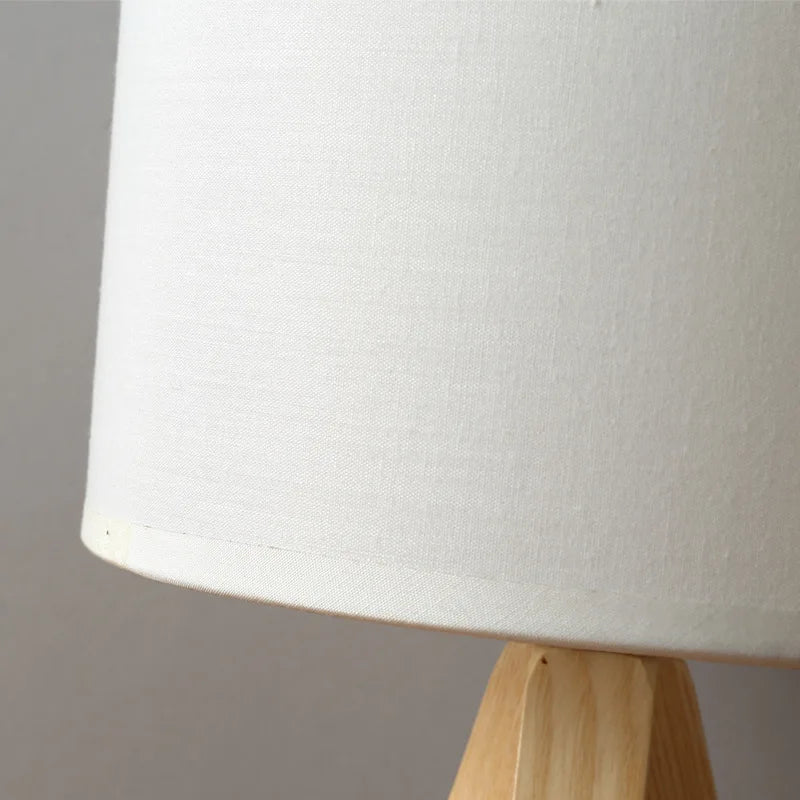 Sovrik – Modern table lamp made of wood